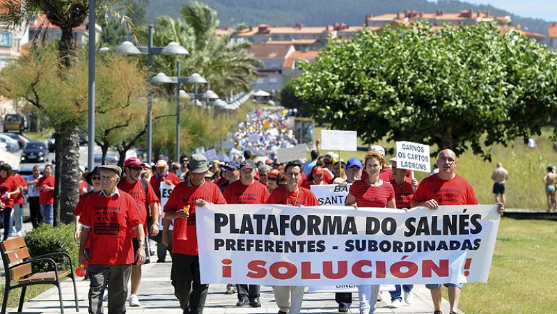 Miles de afectados por las preferentes de Novagalicia se manifiestan en Sanxenxo