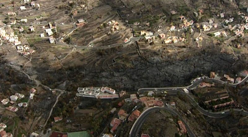 El incendio de La Gomera tiene un frente activo de 3 kms en suelo y subsuelo