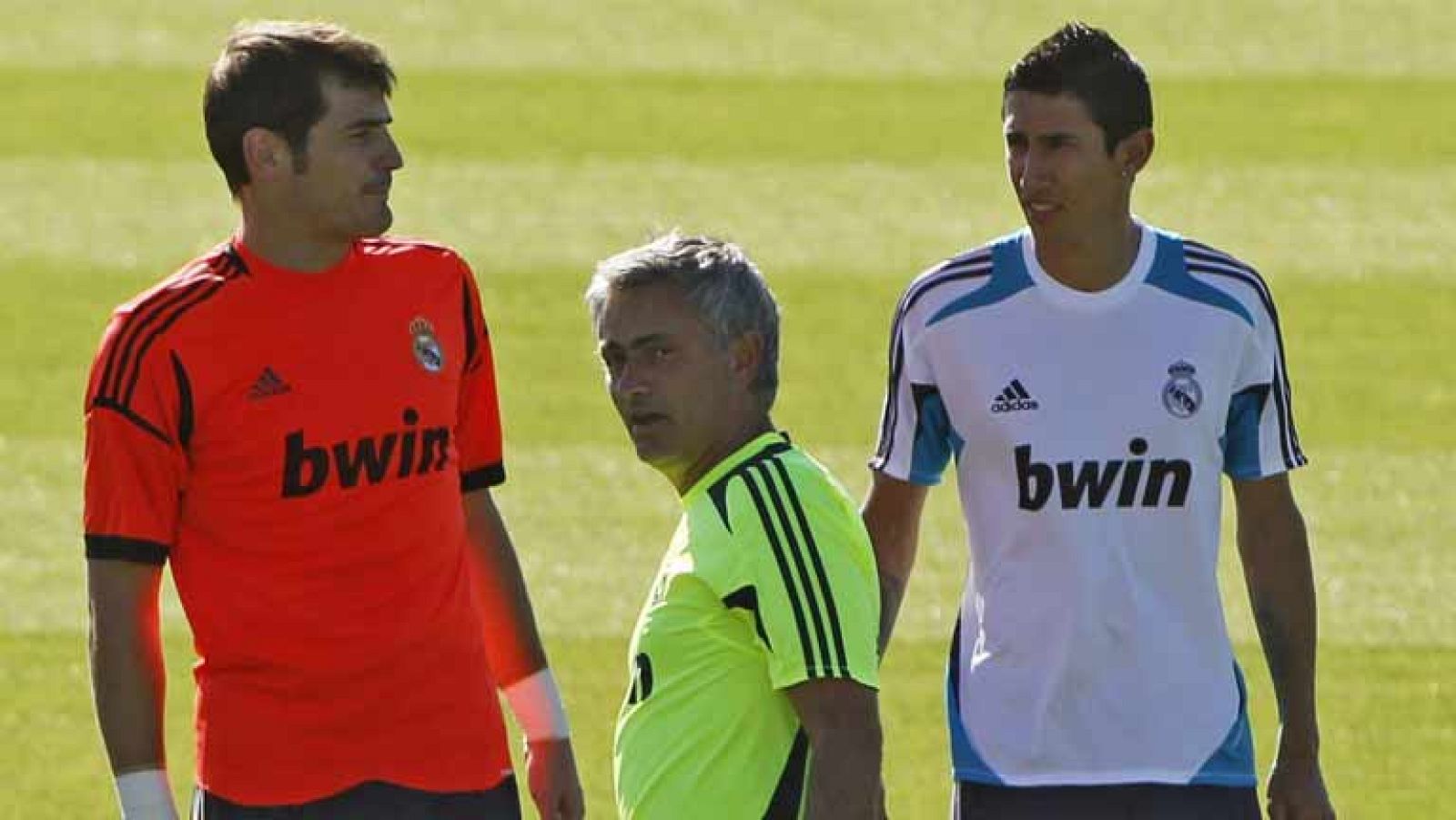El Real Madrid comienza su defensa del título en casa frente al Valencia. A la espera de Modric, el Madrid es exactamente el mismo que el del año pasado. Un equipo que ha querido motivar a la afición con este vídeo.