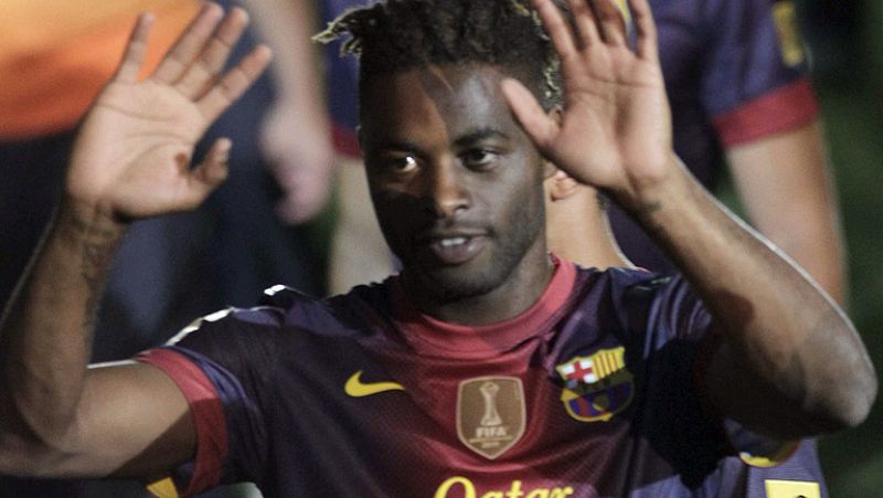 Alex Song firma su contrato con el Barça tras superar el reconocimiento médico