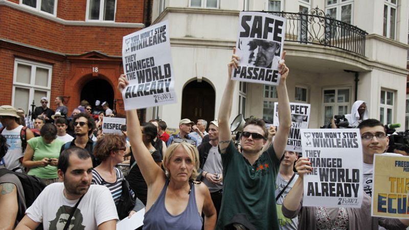 Londres reitera que no dejará salir a Assange pero buscará una solución "amigable" con Ecuador
