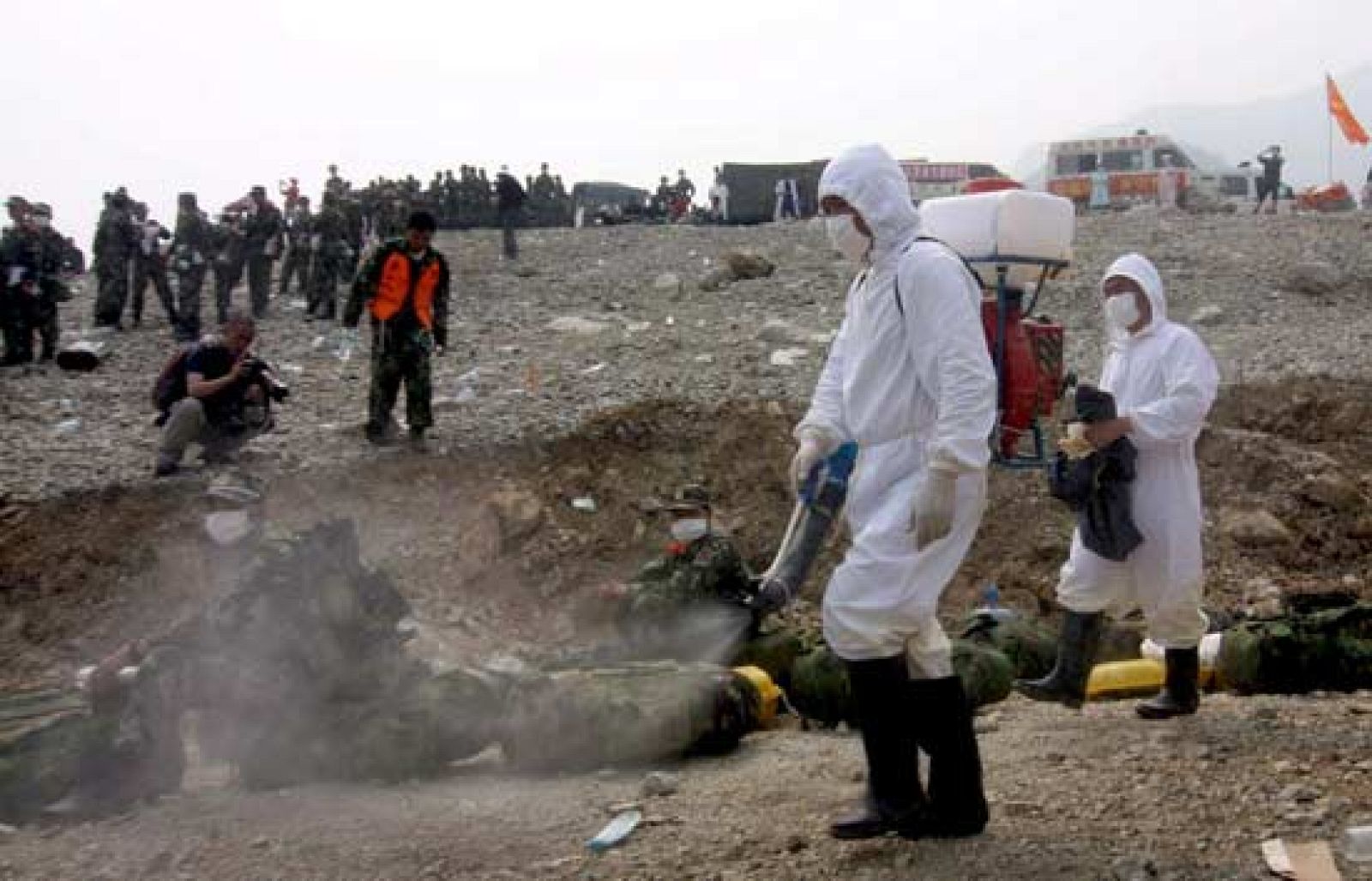 China ha elevado a 28.881 los muertos por el terremoto de Sichuan, donde los equipos de rescate aún localizan supervivientes (17/05/08).