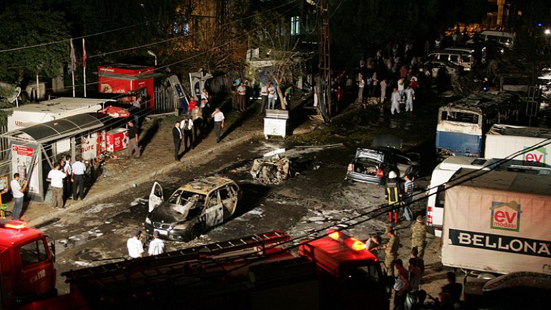 Ocho muertos y decenas de heridos en un atentado contra una comisaría en Turquía