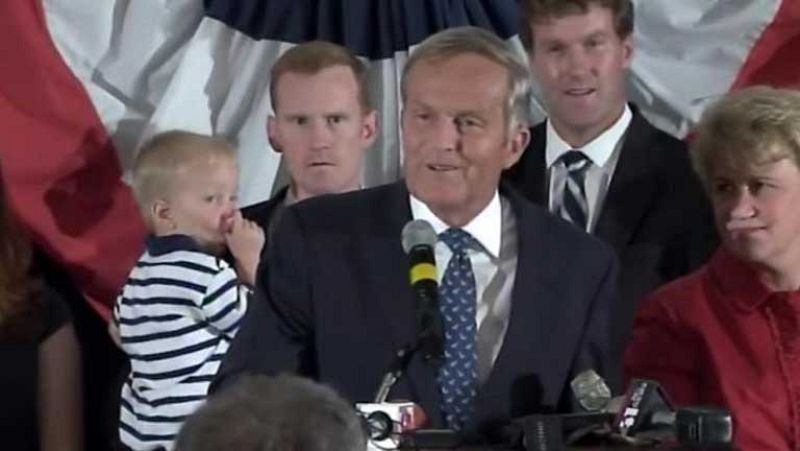 Romney pide al congresista que habló de violación "legítima" que se retire de la carrera