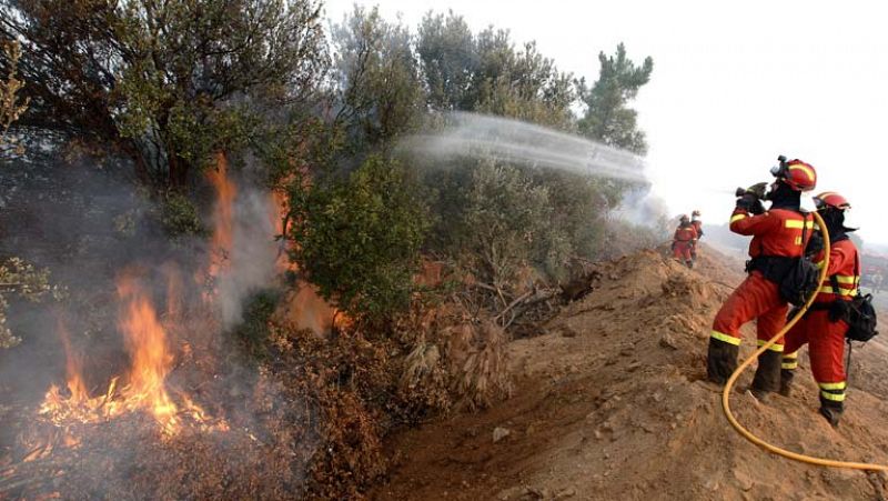 El fuego de Castrocontrigo, en León, sigue sin control tras quemar unas 10.000 hectáreas