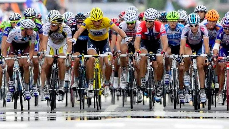 Contador: "Cada uno es libre de parar o no parar si hay una caída"