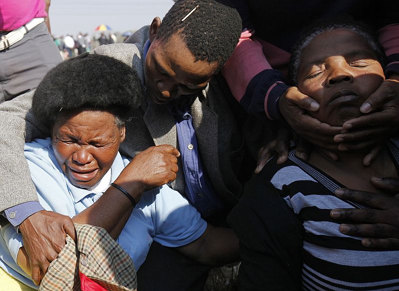 Miles de personas lloran la masacre de los mineros de Sudáfrica