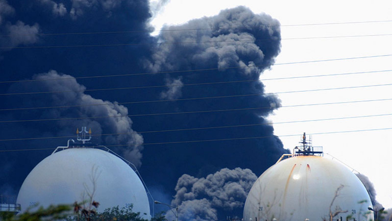 Aumentan a 26 los muertos por una explosión en una refinería de Venezuela | Ver