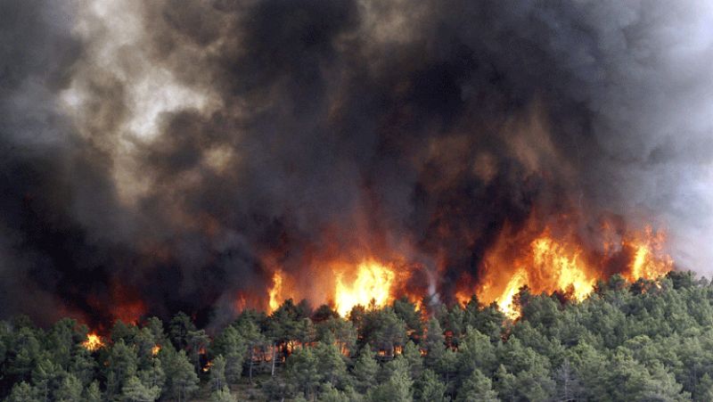 Un incendio forestal en Robledo de Chavela, en Madrid, obliga a desalojar a 2.000 vecinos