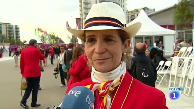 La infanta Elena asiste al acto de izada de la bandera de España en la Villa Olímpica