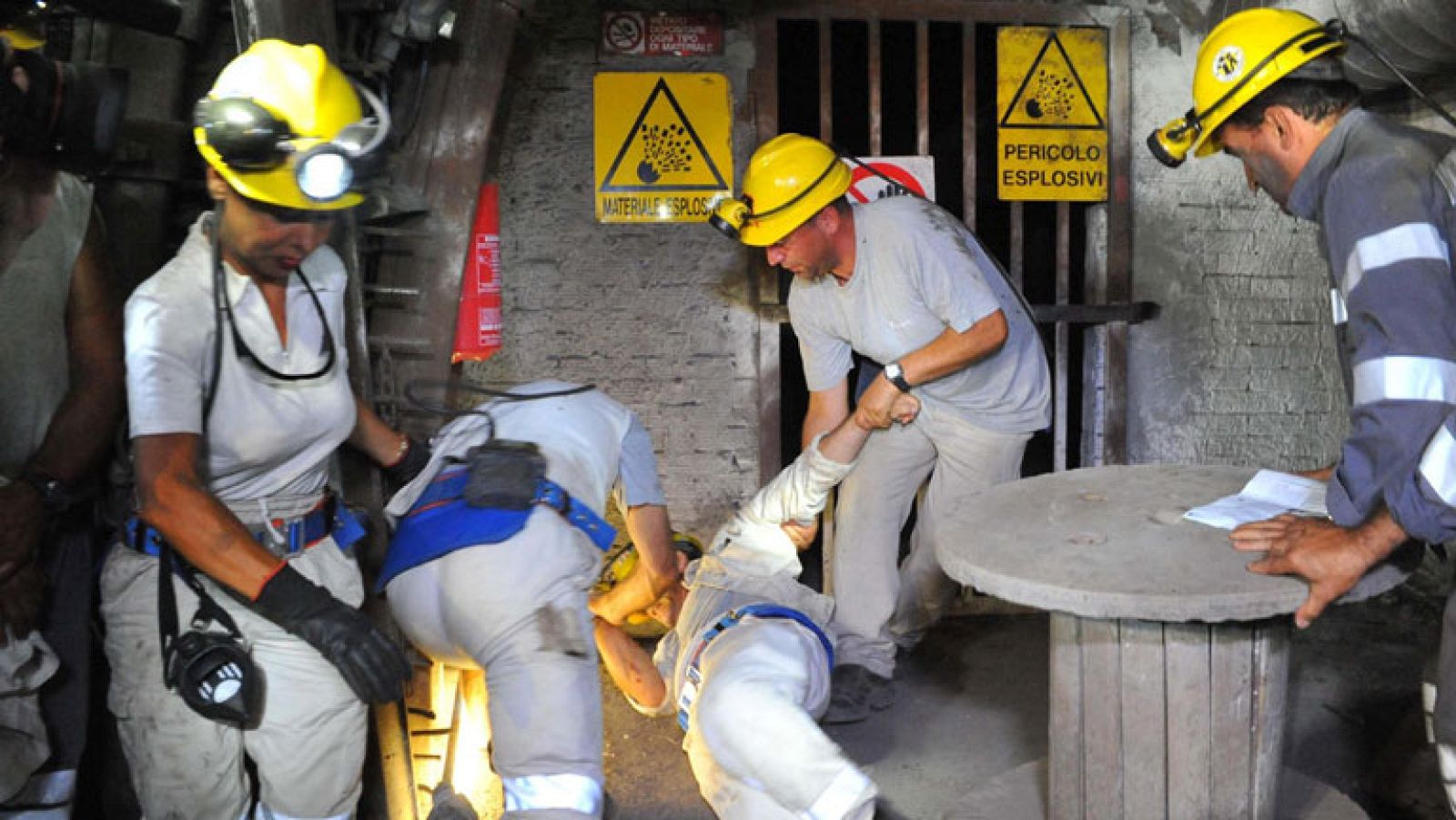 Un minero intenta cortarse las venas en el tercer día de encierro