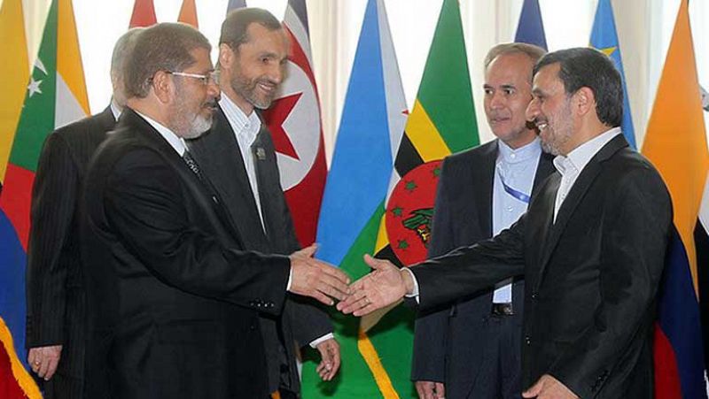 El presidente egipcio califica a Siria de "régimen opresivo" durante su discurso en Teherán