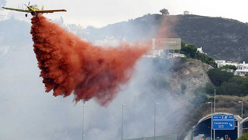 Un incendio avanza sin control por la sierra de Málaga y obliga a desalojar a 5.000 personas