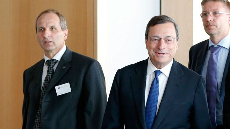 Draghi defiende la legalidad de la compra de deuda soberana en el mercado secundario