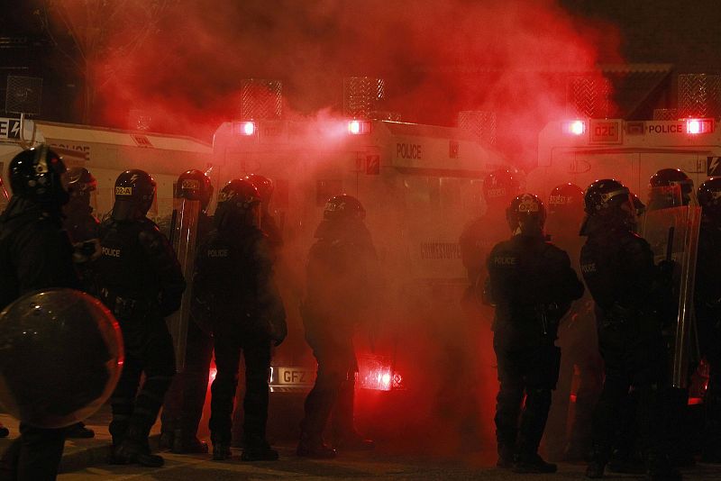 Tercera noche de enfrentamientos en Belfast entre Policía y protestantes