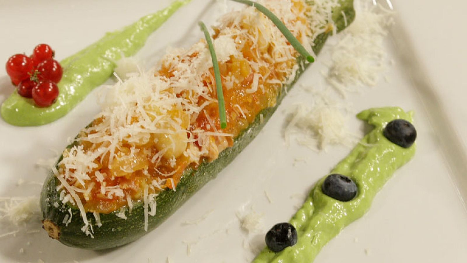 Calabacín relleno de frutos secos con mahonesa verde