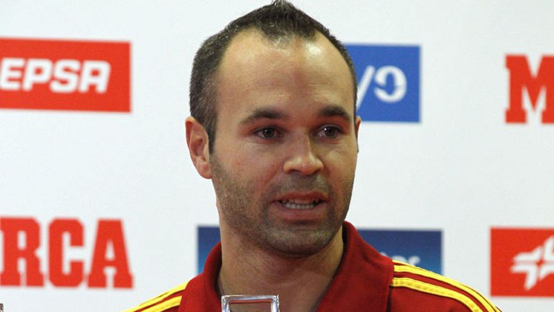 Iniesta entrena con el grupo en la última sesión de la Roja antes de viajar a Vigo