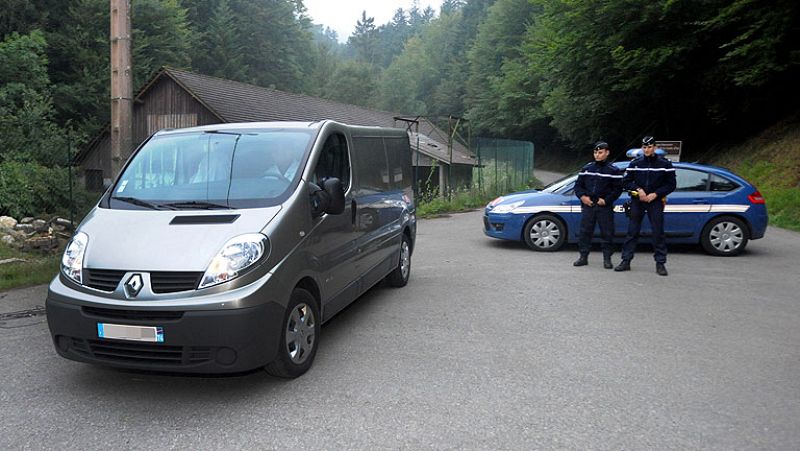 Dos menores sobreviven a una matanza en los Alpes franceses