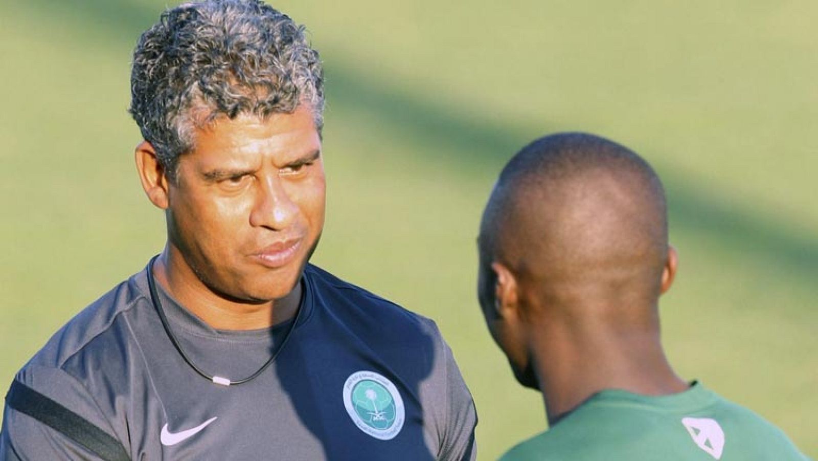 Frank Rijkaard, viejo conocido en el fútbol español, dirige a Arabia Saudí | Ver