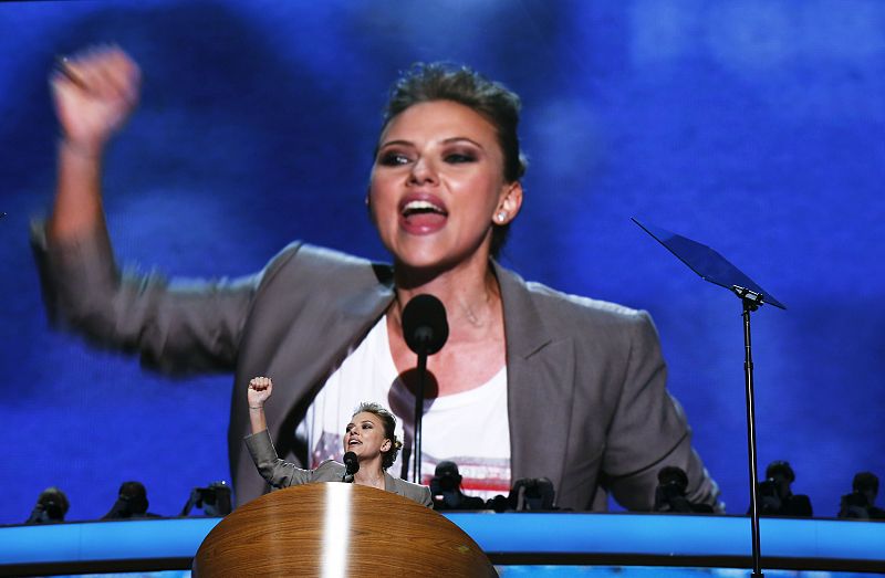 Scarlett Johansson, estrella en la noche en que Obama acepta su nominación como candidato