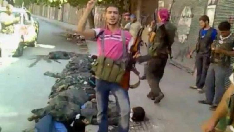Un vídeo muestra a unos 20 soldados sirios ejecutados por los rebeldes en Alepo