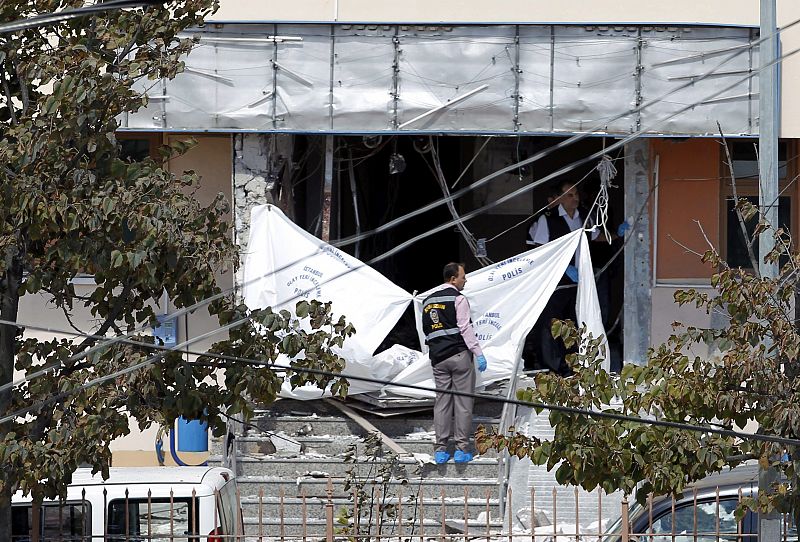 Un muerto y varios heridos por un ataque suicida en una comisaría en Estambul