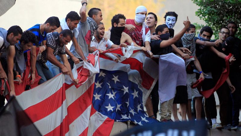 Manifestantes penetran en la embajada de EE.UU. en El Cairo y arrancan bandera