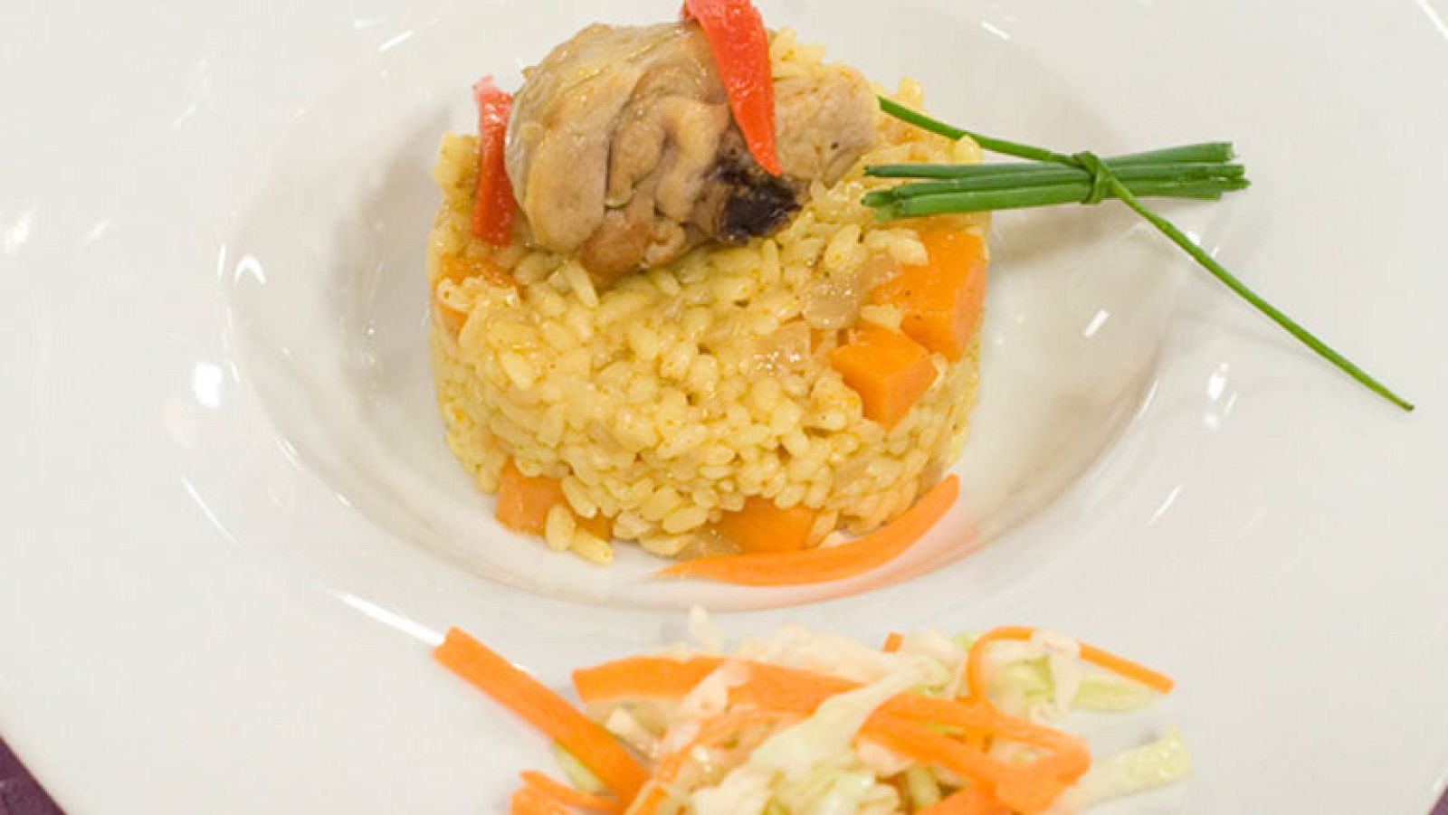 Arroz con pollo y curry y verduras encurtidas