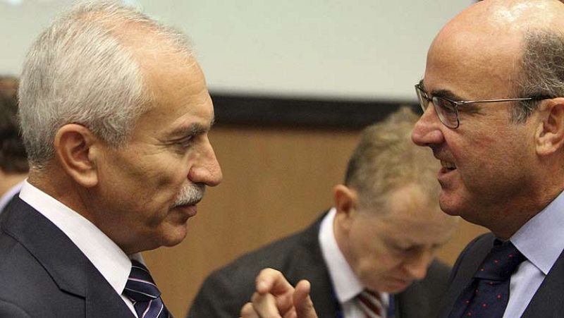 De Guindos promete a la UE nuevas reformas este mes y ajustar el déficit de 2012