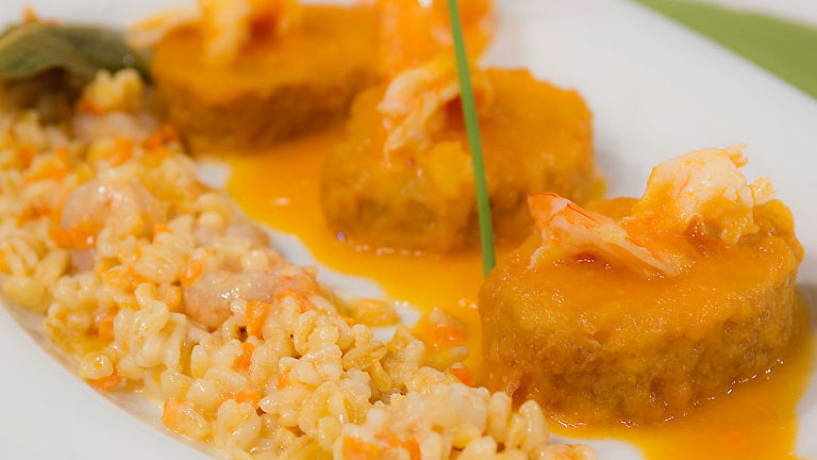 Patatas rebozadas con salsa de langostinos y almejas