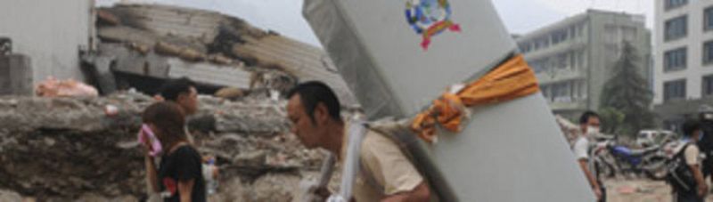 Rescatados en China más de 60 supervivientes de los escombros cinco días después del terremoto