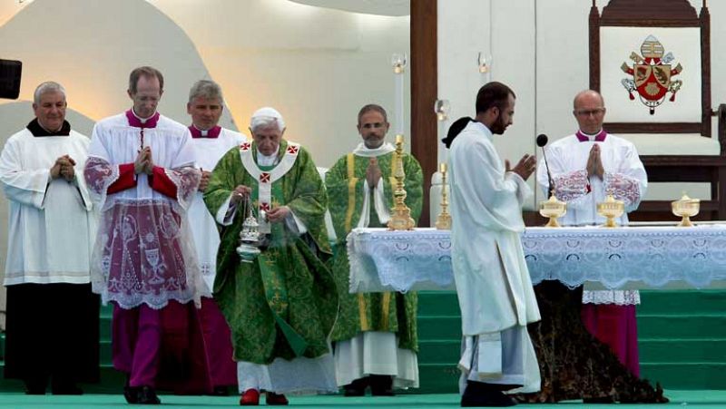 El papa llama a todos a "trabajar por la paz" durante su misa de despedida del Líbano