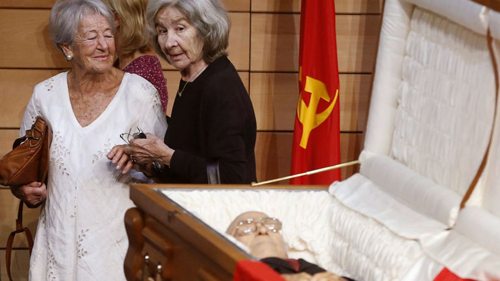 Miles de personas despiden a Carrillo en su capilla ardiente | Ver