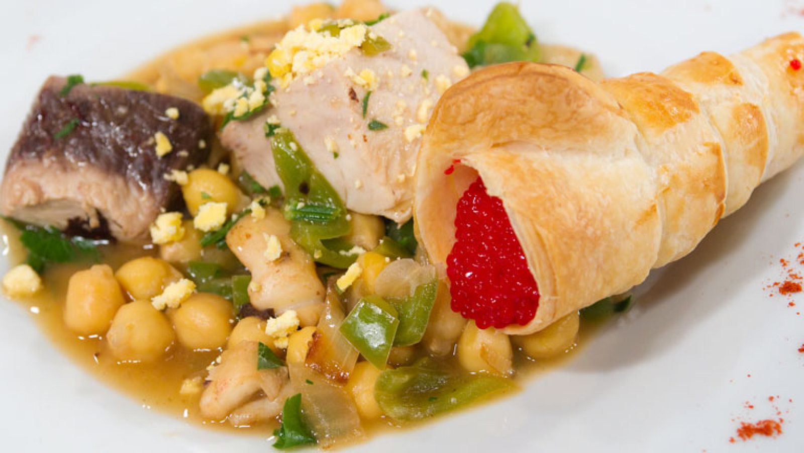 Patatas con bonito y calamares con cucuruchos de hojladre