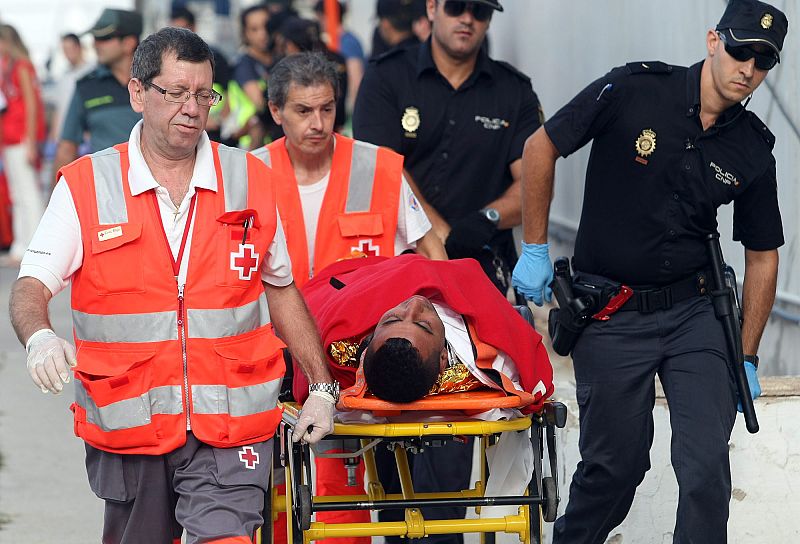 Un muerto y dos desaparecidos al naufragar una patera cerca de Torrevieja