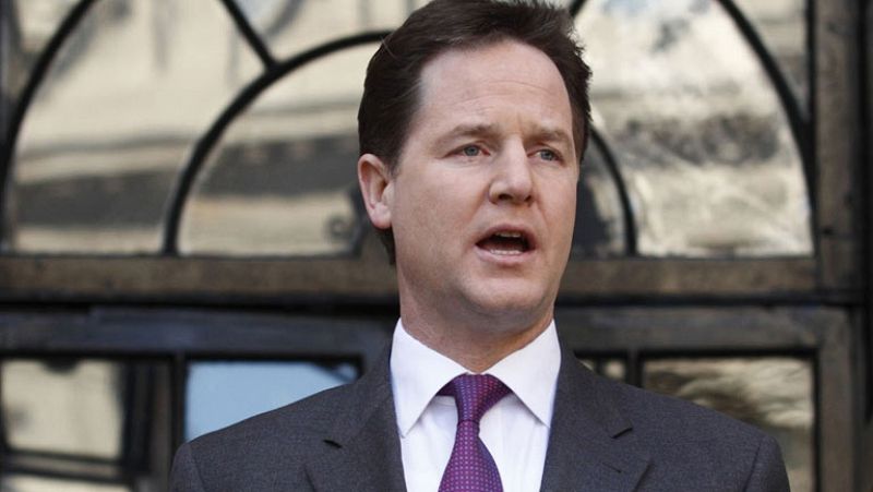 Clegg se disculpa por romper una promesa electoral clave sobre educación