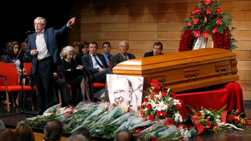 'La Internacional' y el calor de Madrid despiden a Santiago Carrillo en un emotivo homenaje