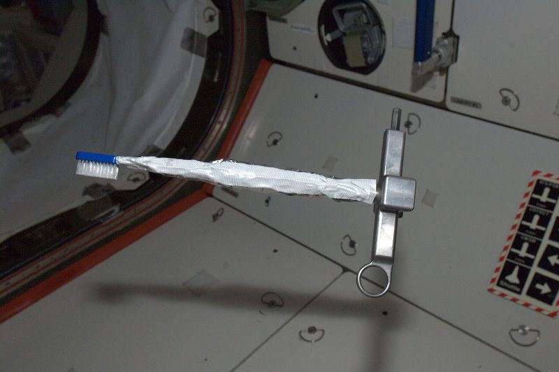 El cepillo de dientes que sirvió para reparar la Estación Espacial Internacional