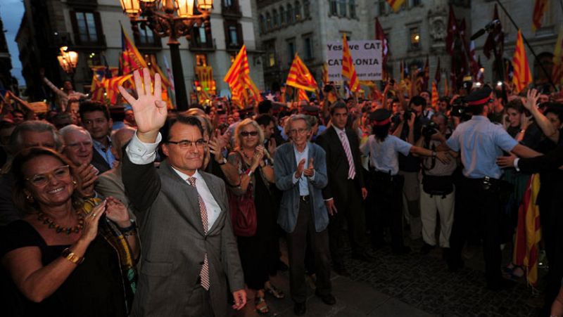 Miles de personas reciben a Mas en la Generalitat al grito de "independencia"