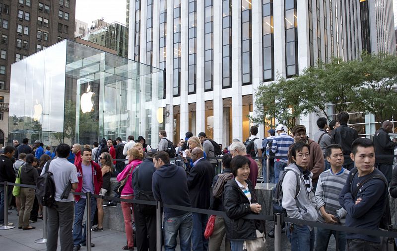 La manzana mordida conquista a los neoyorquinos con el nuevo iPhone 5