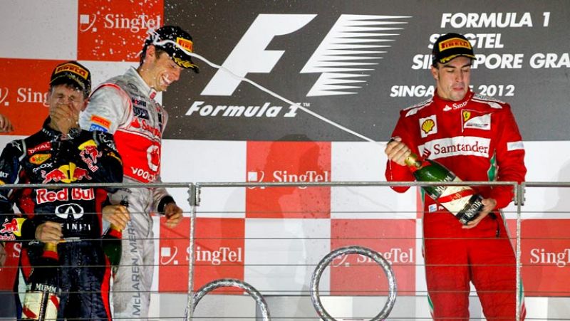 Vettel se lleva Singapur, Alonso acaba tercero y Hamilton se queda 'tirado'
