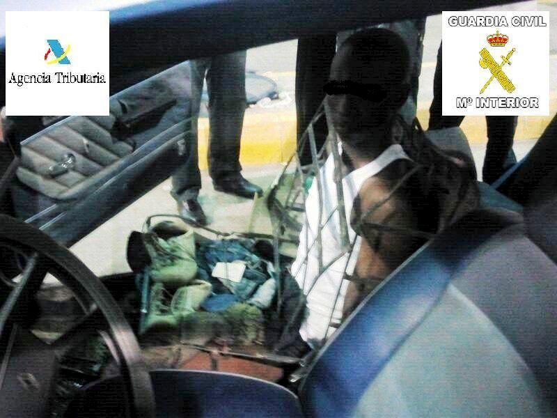 Un inmigrante se camufla de asiento de coche para pasar por la frontera de Melilla