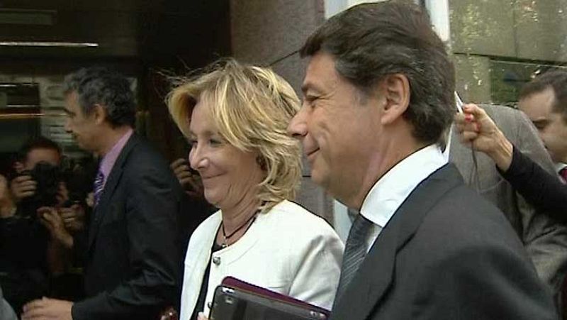 Ignacio González agradece emocionado a Aguirre su servicio a los ciudadanos durante 30 años