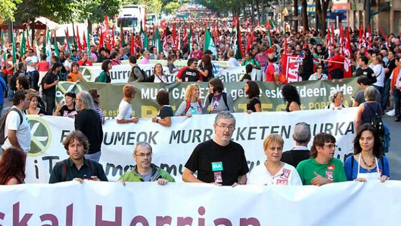 Miles de manifestantes en la huelga general en Euskadi y Navarra que termina con 18 detenidos