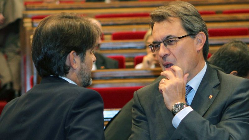 El Parlament catalán aprueba convocar una consulta soberanista la próxima legislatura