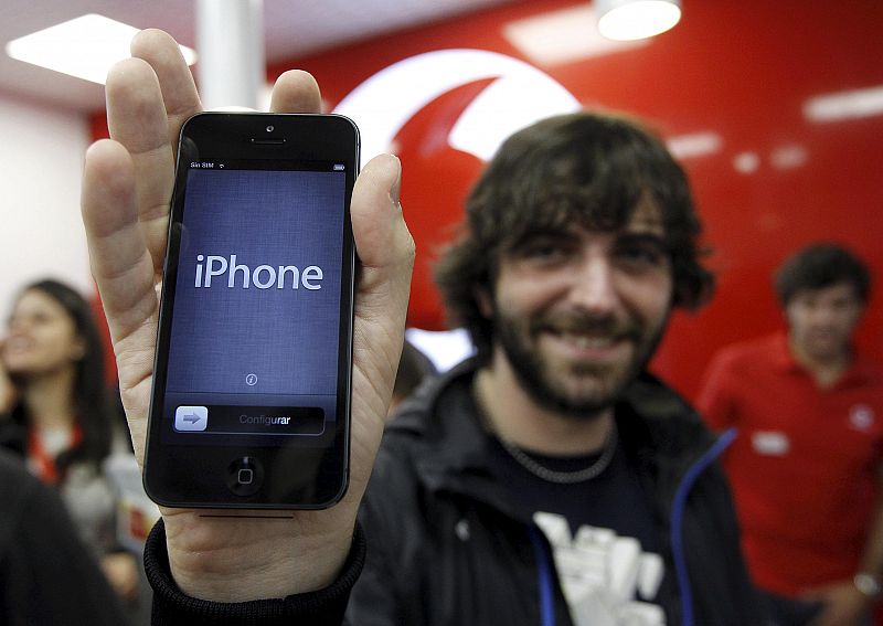 Los primeros clientes en España se hacen con el iPhone 5 tras esperar largas colas y mal tiempo
