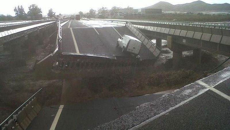 La lluvia hunde dos puentes y corta las comunicaciones por carretera entre Almería y Murcia
