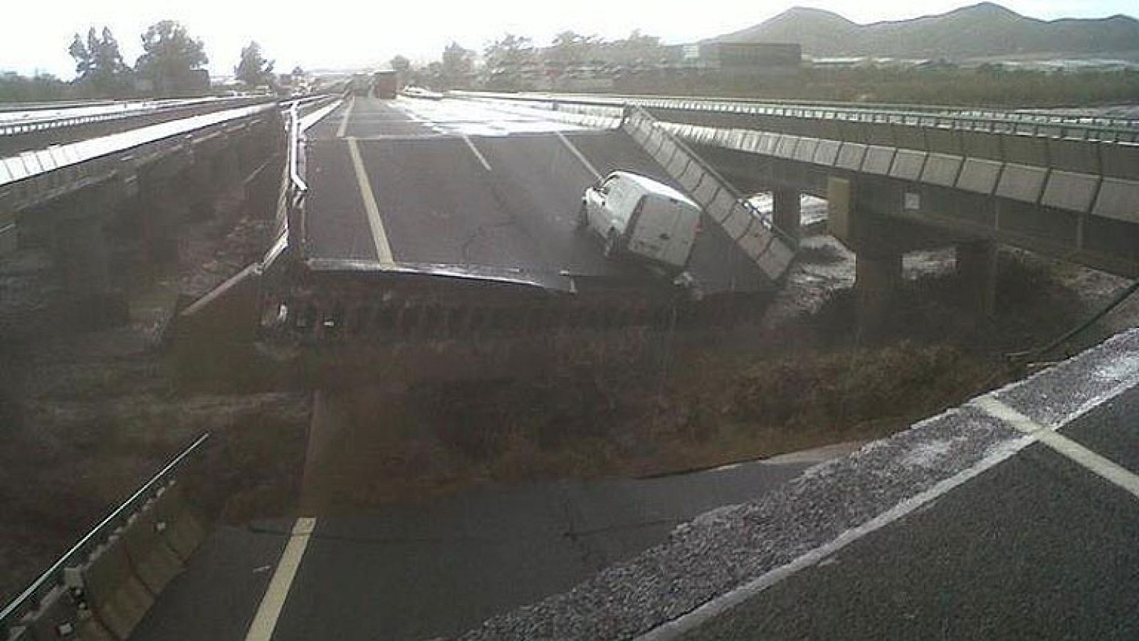 La lluvia hunde el puente de la autovía que comunica Lorca con Puerto Lumbreras - Informativo 24h | Ver