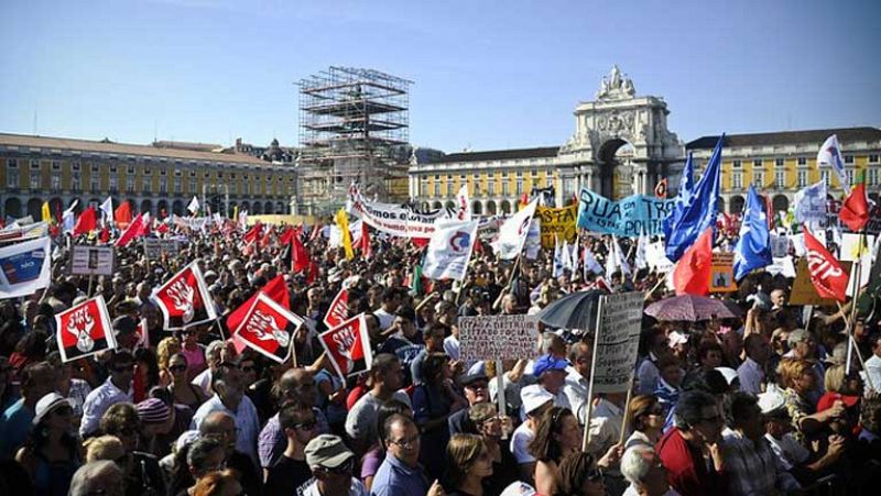 Multitudinaria manifestación en Lisboa contra la política de austeridad del Gobierno