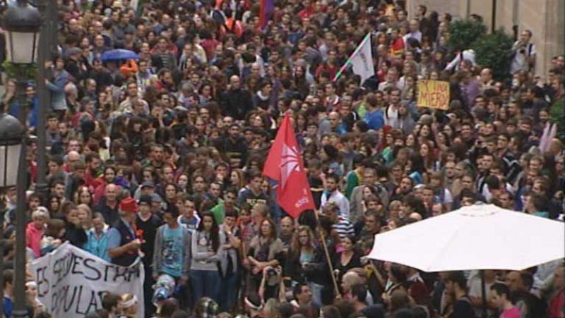 Cientos de manifestantes se concentran ante parlamentos autonómicos